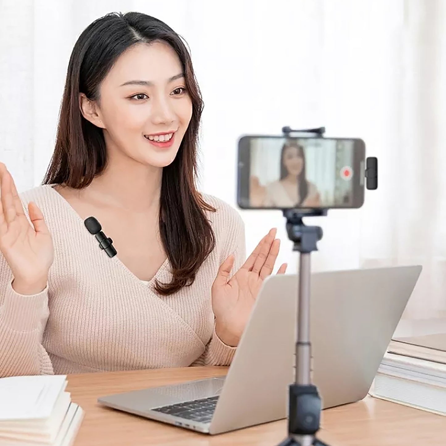 Wireless Lavalier Microphone for iPhone, Support One to One.